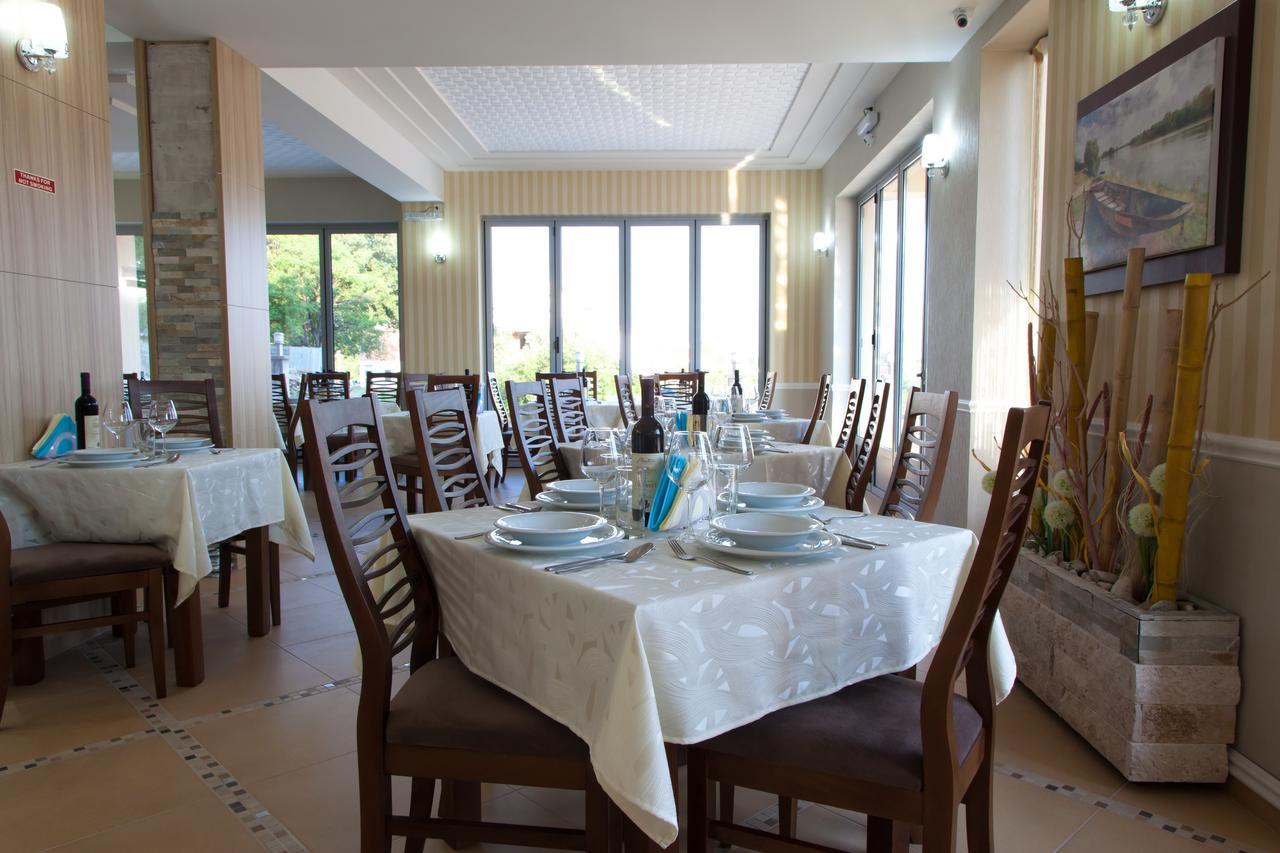 Hotel Blue Moon Ulcinj Ngoại thất bức ảnh